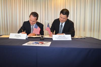  MBDA Deputy Director Albert K. Shen and Fundation CEO Sam Graziano sign MOU